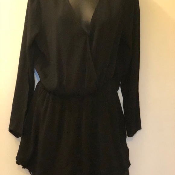 ๐น๐บ๐ฅ๐๐๐ธ๐บ๐น๐ฅ๐๐ฅ๐บ๐นBlack open front romper - Picture 2 of 7